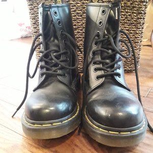 Dr. Martins  Woman's boot Size 6
